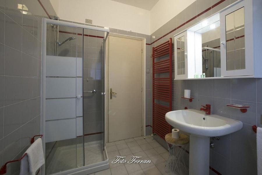 Casa Vacanze Gli Ulivi Del Lago Villa Sale Marasino Exterior foto